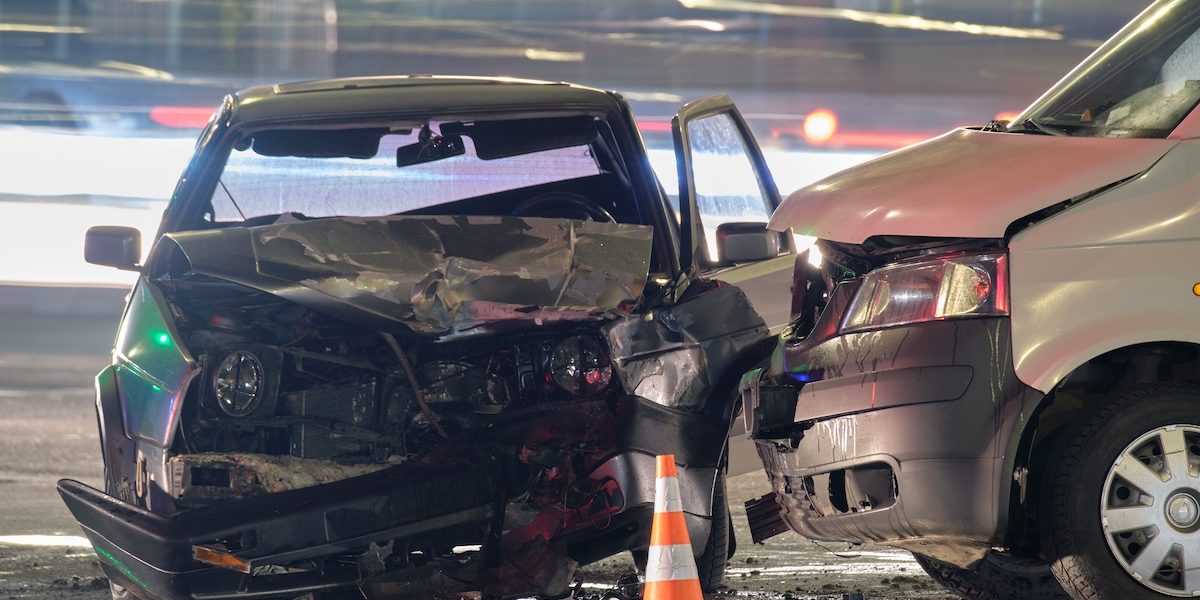 Dañado en accidente de coche pesado vehículos después de la colisión en la calle de la ciudad lugar del accidente en la noche.